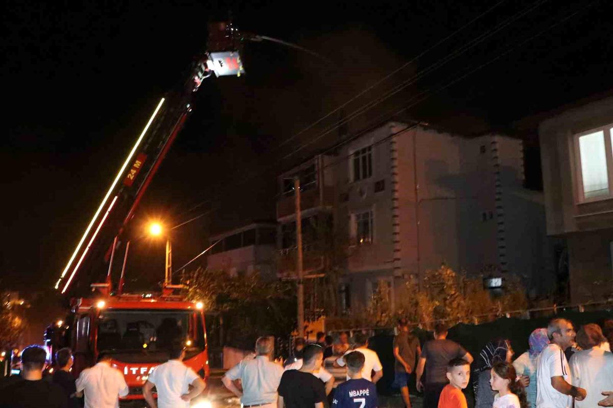 Samsun\'da çatı yangını büyümeden söndürüldü