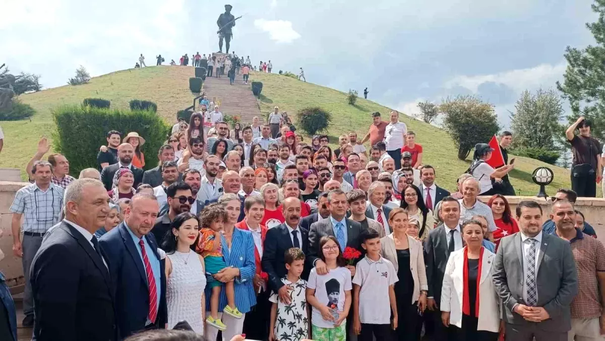 CHP Genel Başkanı Özgür Özel, Dumlupınar Şehitliği\'ni ziyaret etti