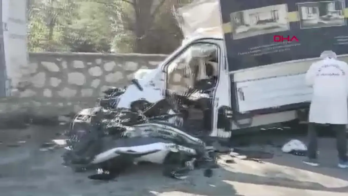 Çorum\'da TIR\'a arkadan çarpan kamyonetin sürücüsü ve yanındaki 2 kişi hayatını kaybetti