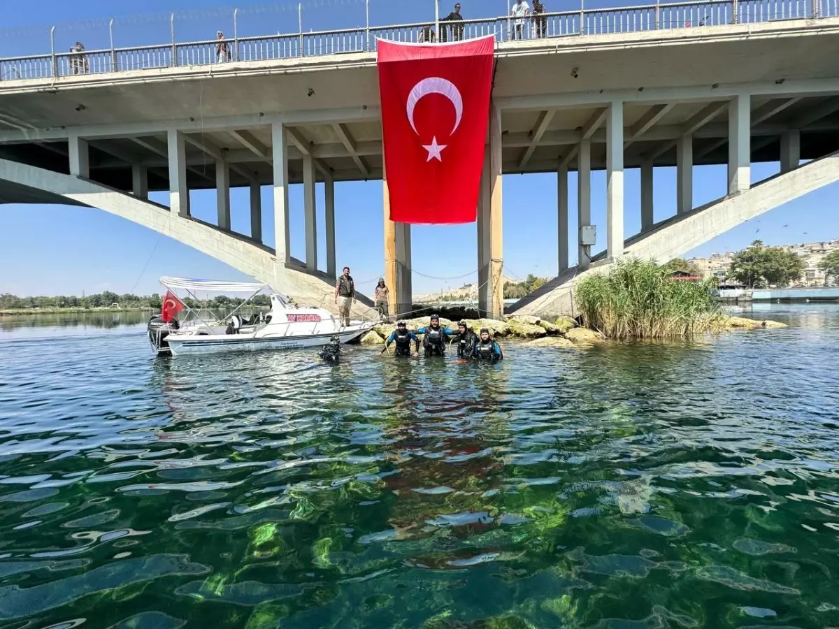 Şanlıurfa\'da dalgıçlar Türk bayrağı açarak 30 Ağustos Zafer Bayramı\'nı kutladı