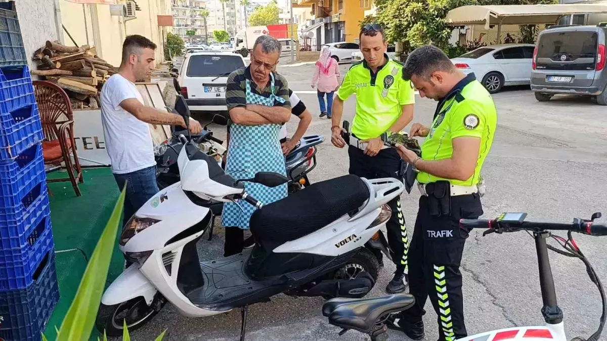 Antalya\'da elektrikli bisiklet ile hafif ticari araç çarpıştı: 1 yaralı