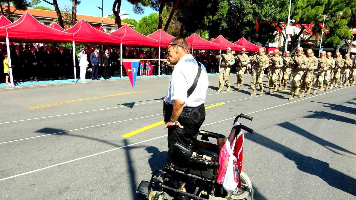 Engelli Vatandaş Tekerlekli Sandalyede Askerleri Selamladı