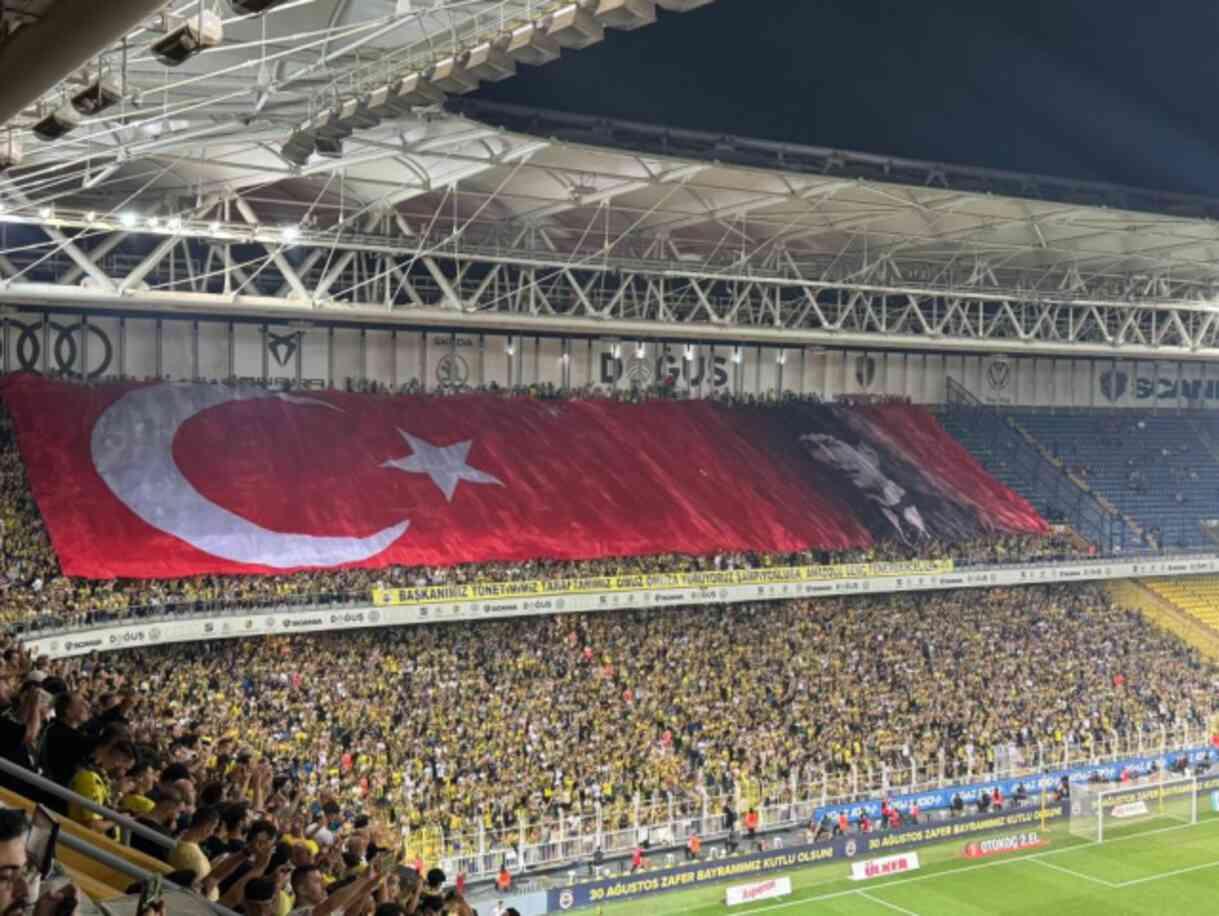 Fenerbahçeli taraftarlardan 3 tribünü birden kapsayan 30 Ağustos koreografisi