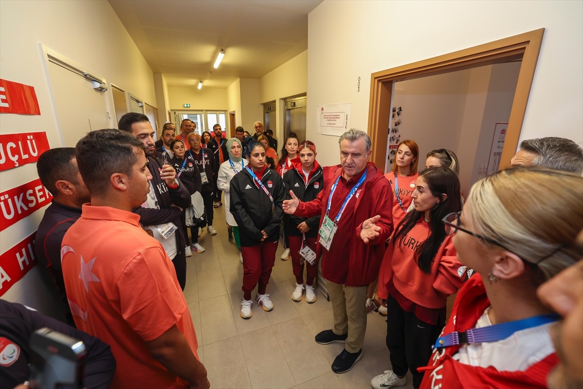 Gençlik ve Spor Bakanı Osman Aşkın Bak, Paris 2024 Paralimpik Oyunları\'nda milli sporcuları ziyaret etti