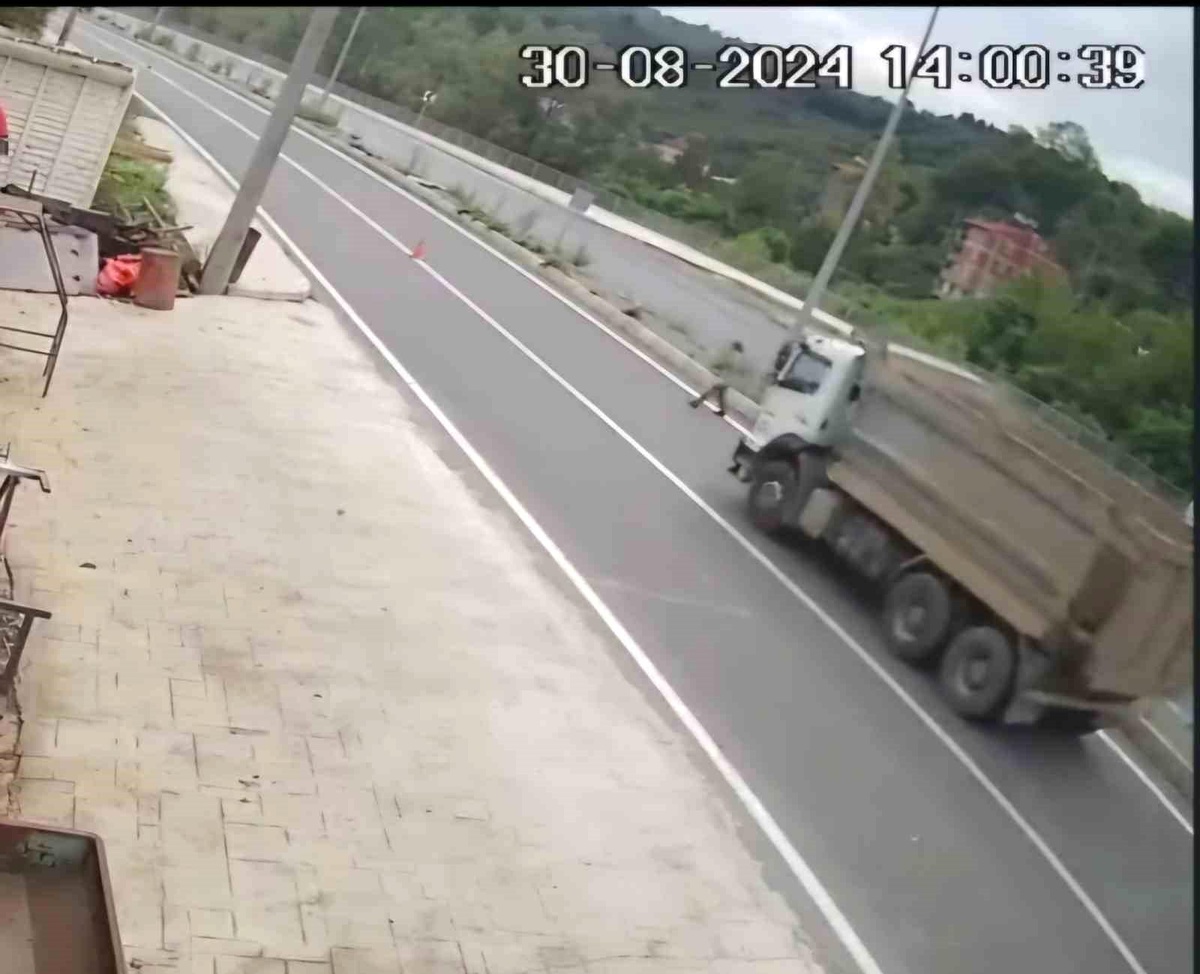 Giresun\'da hafriyat kamyonu kadına çarptı, o anlar güvenlik kamerasında