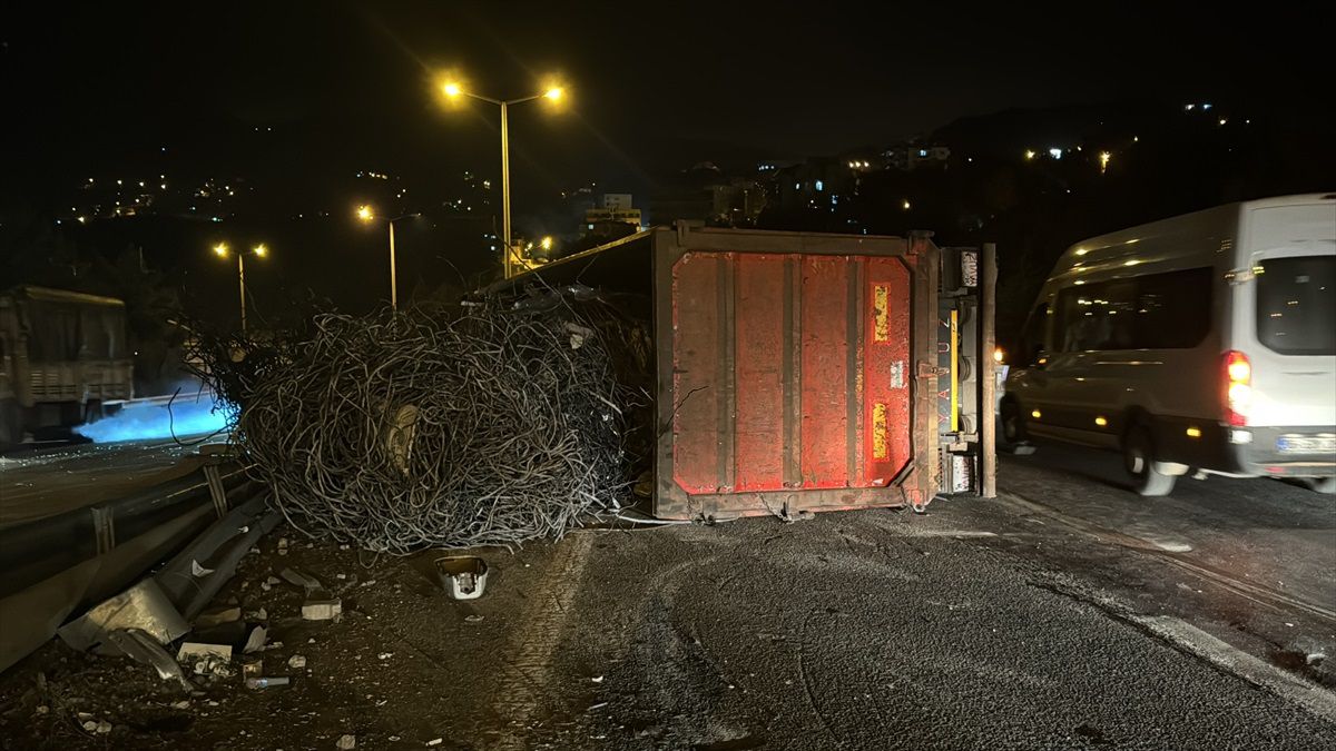 Hatay\'da devrilen tırın şoförü yaralandı