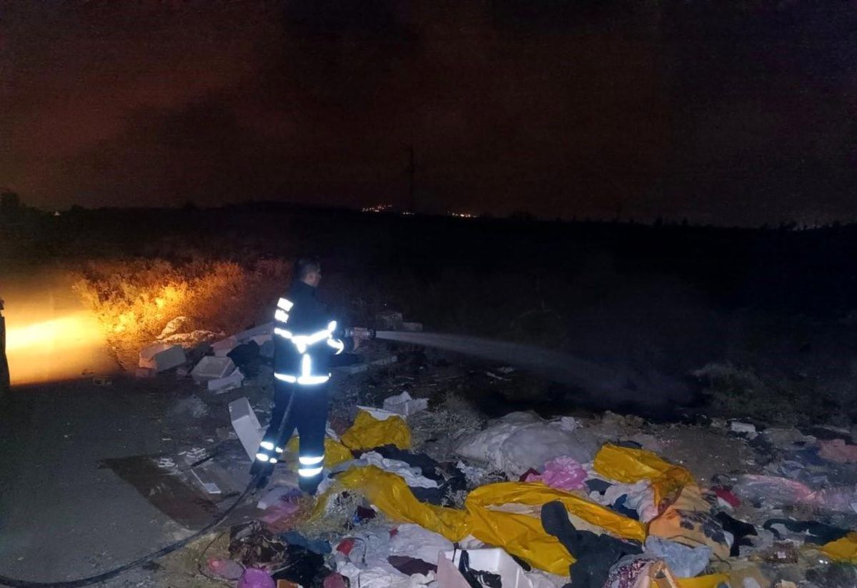Hatay\'da mezarlık yanında çıkan otluk yangını itfaiye ekipleri tarafından söndürüldü