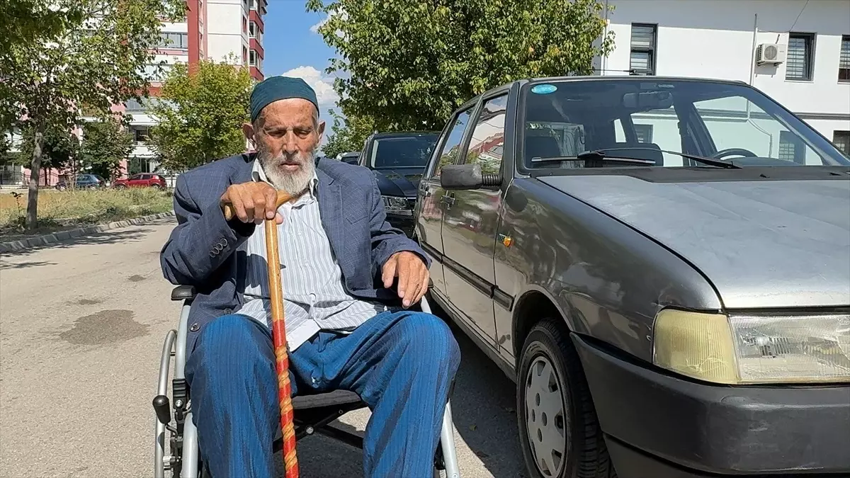 85 yaşındaki Kadir Öztürk, otomobilini derneğe bağışladı