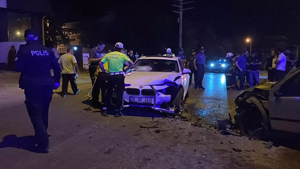 Odunpazarı ilçesinde otomobil çarpışması: 1 ölü, 5 yaralı