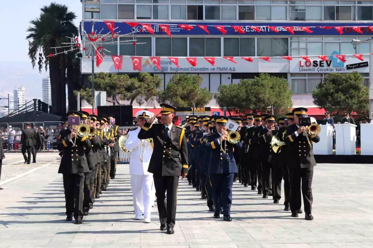 İzmir\'de 30 Ağustos Zafer Bayramı Coşkuyla Kutlandı