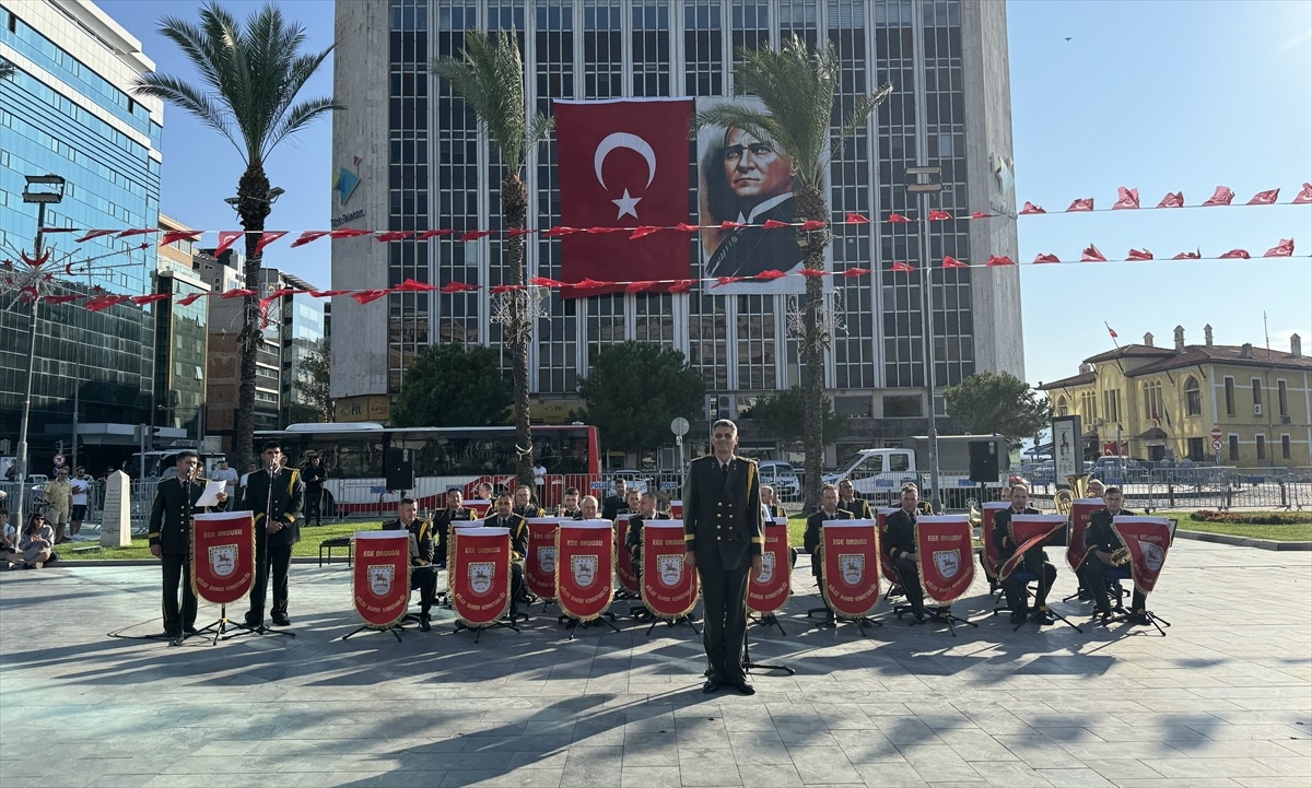 İzmir\'de Zafer Bayramı kutlamalarında bando konseri