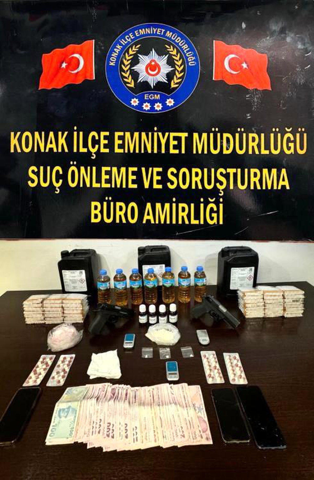 İzmir\'de Uyuşturucu Operasyonu: Çok Sayıda Uyuşturucu Madde ve Silah Ele Geçirildi