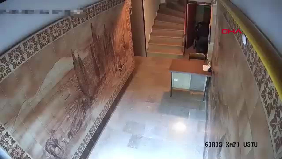 İzmir\'de Engelli Vatandaşın Akülü Tekerlekli Sandalyesi Çalındı, 2 Şüpheli Tutuklandı