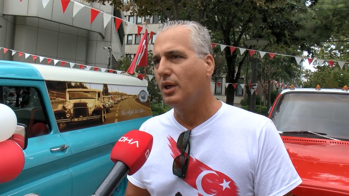 Kadıköy\'de 30 Ağustos Zafer Bayramı 102 Klasik Araçla Kutlandı