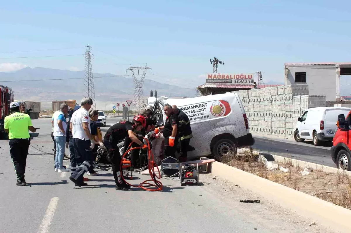 Kahramanmaraş\'ta Kamyon ve Hafif Ticari Araç Çarpışması: 1 Ölü