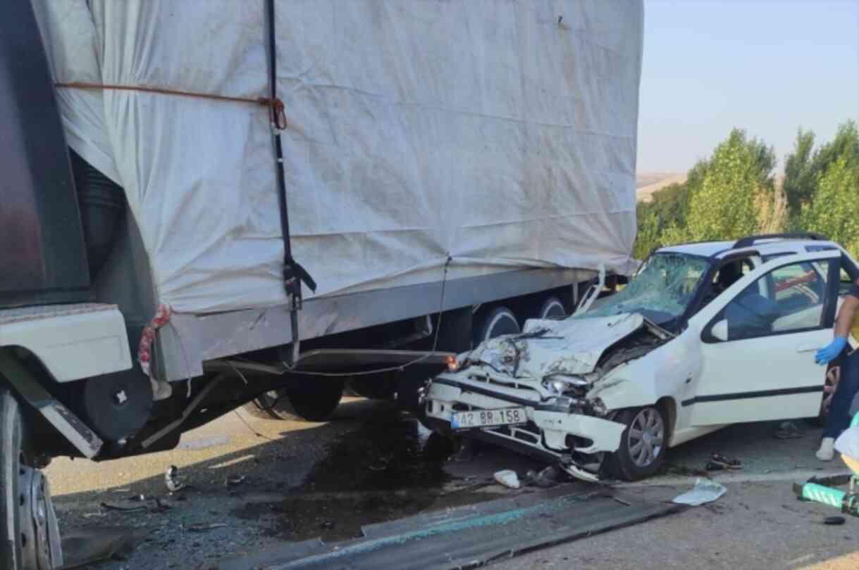 Kamyonun altına giren otomobildeki 4 kişi hayatını kaybetti