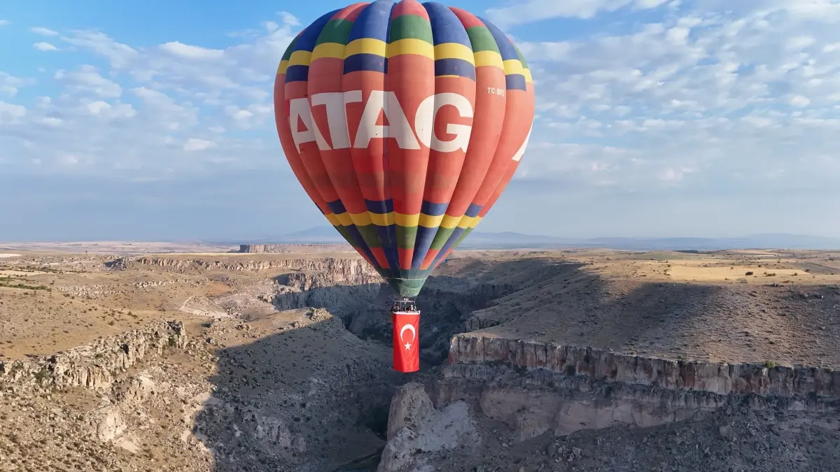 Kapadokya\'da Zafer Bayramı\'na Özel Sıcak Hava Balonları