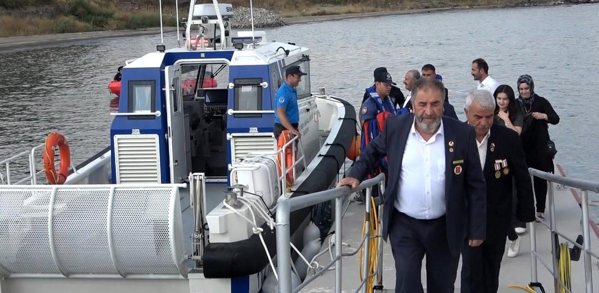 Bitlis\'te Kıbrıs gazileri ve şehit aileleri Van Gölü\'nde botla gezdirildi