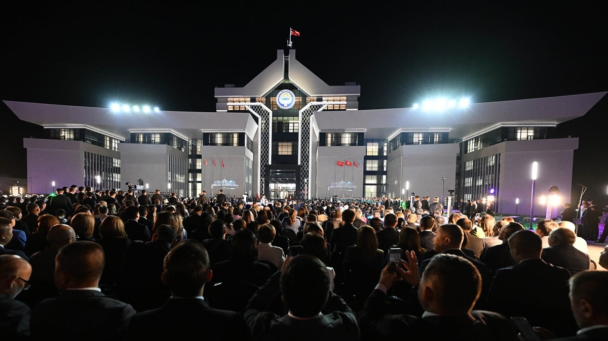 Kırgızistan Cumhurbaşkanı Sadır Caparov\'un inisiyatifiyle inşa edilen yeni Cumhurbaşkanlığı idari binasının açılışı törenle gerçekleştirildi