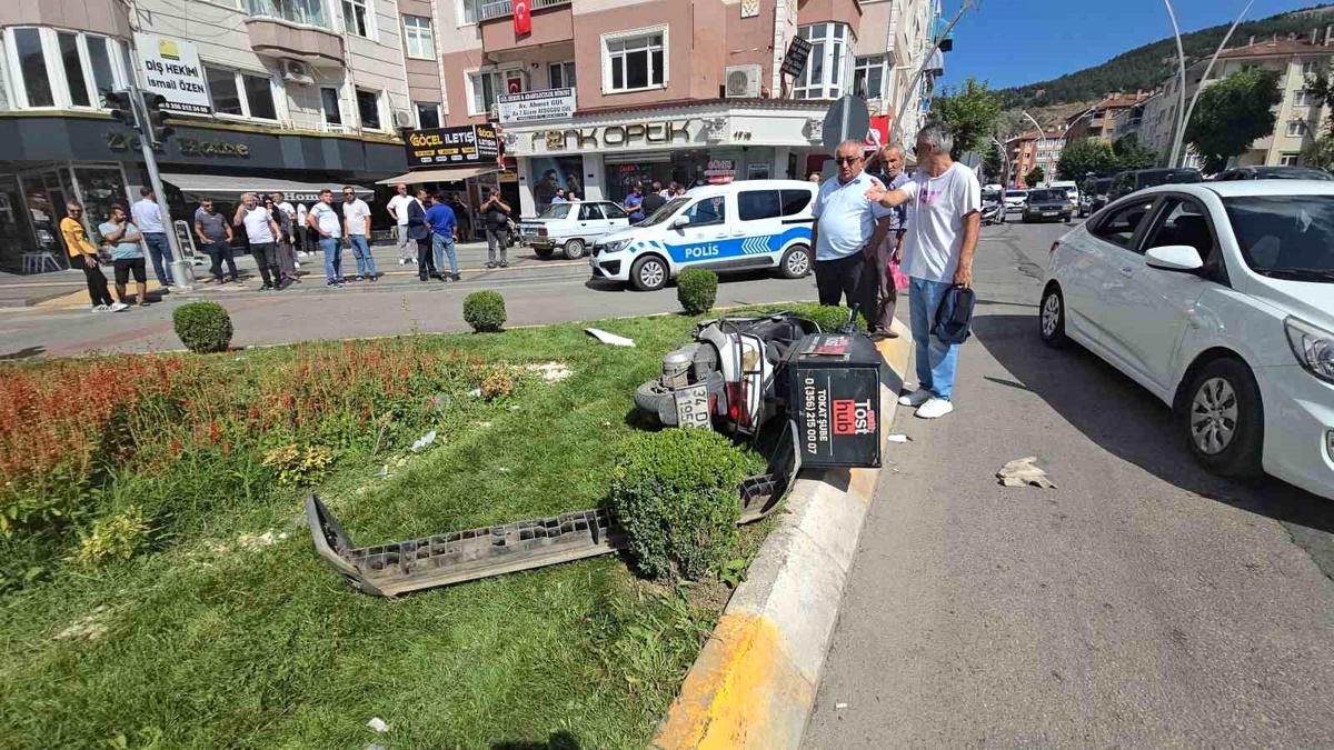 Tokat\'ta kırmızı ışık ihlali yapan otomobil sürücüsünün neden olduğu kazada iki motosiklet sürücüsü yaralandı