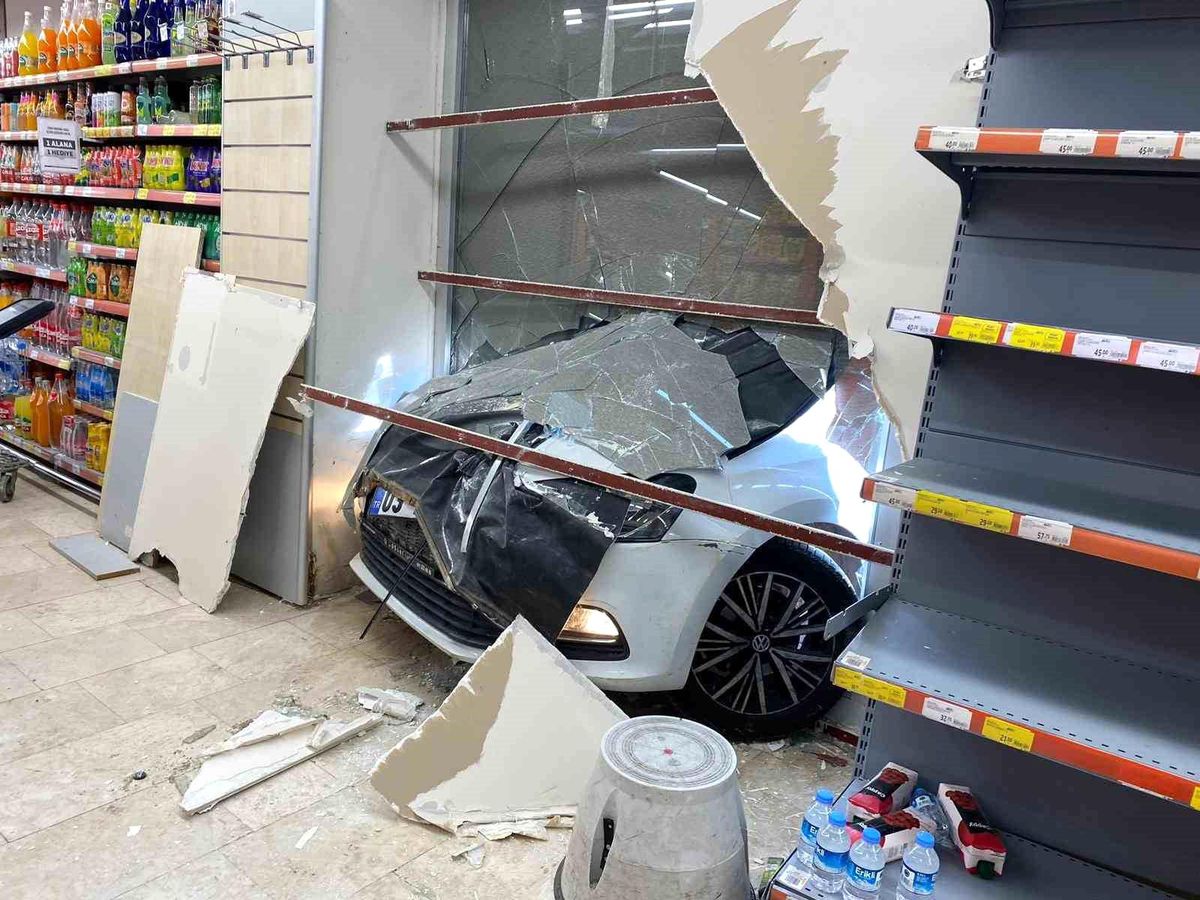 Afyonkarahisar\'da Otomobil Market Camından İçeri Girdi