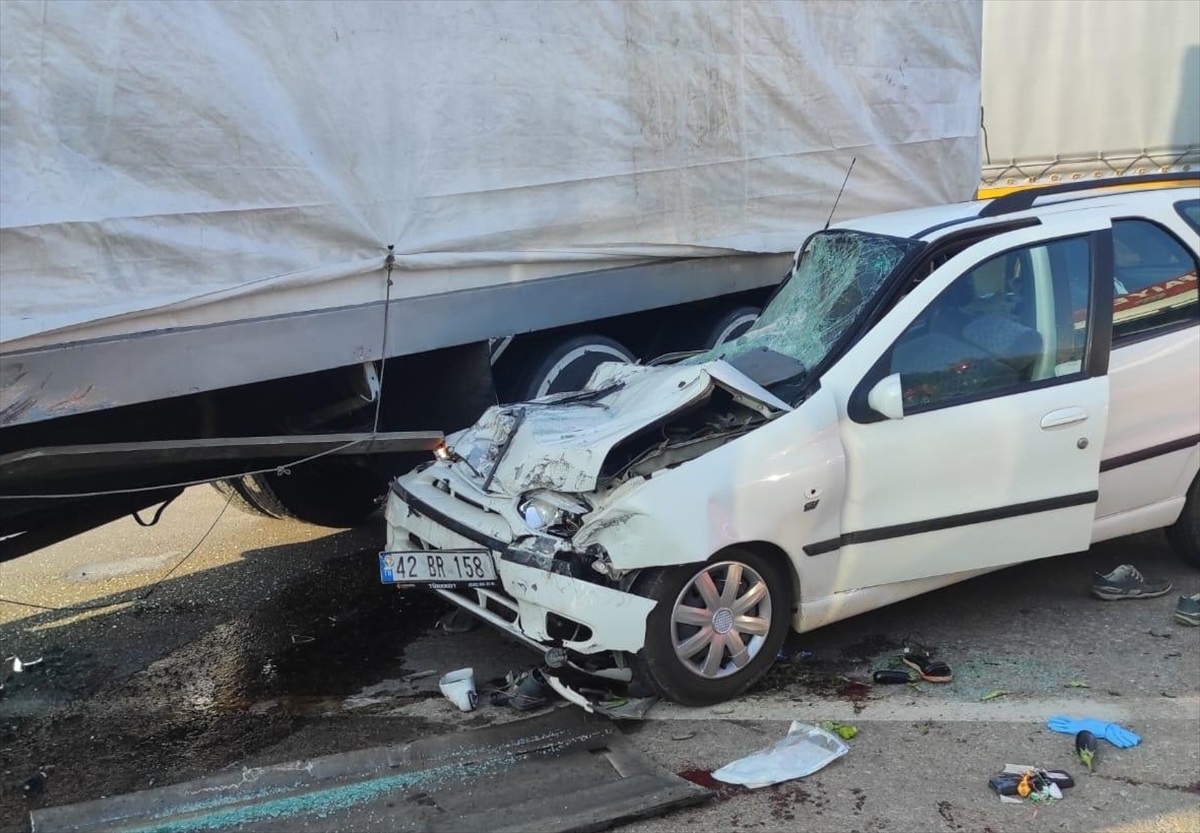 Konya\'da kamyona çarpan otomobilde 3 kişi hayatını kaybetti, 2 kişi ağır yaralandı