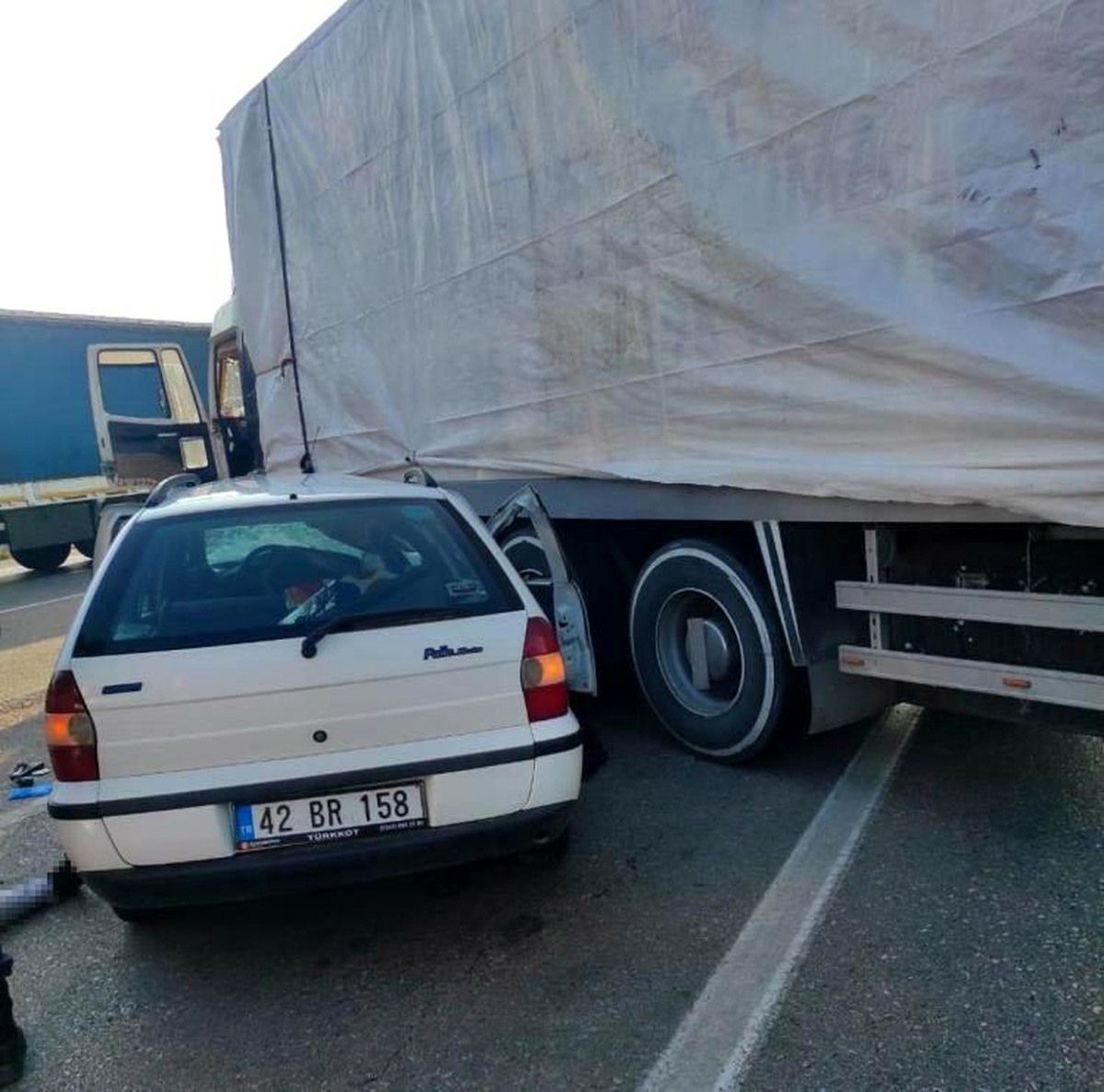 Konya\'da Otomobilin Tıra Çarpması Sonucu 3 Kişi Hayatını Kaybetti