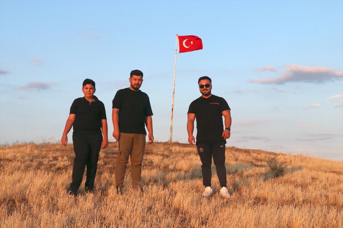Yozgatlı Gençler, Köylerinin En Yüksek Tepesinde Bayrak Yenileme Geleneğini Sürdürüyor