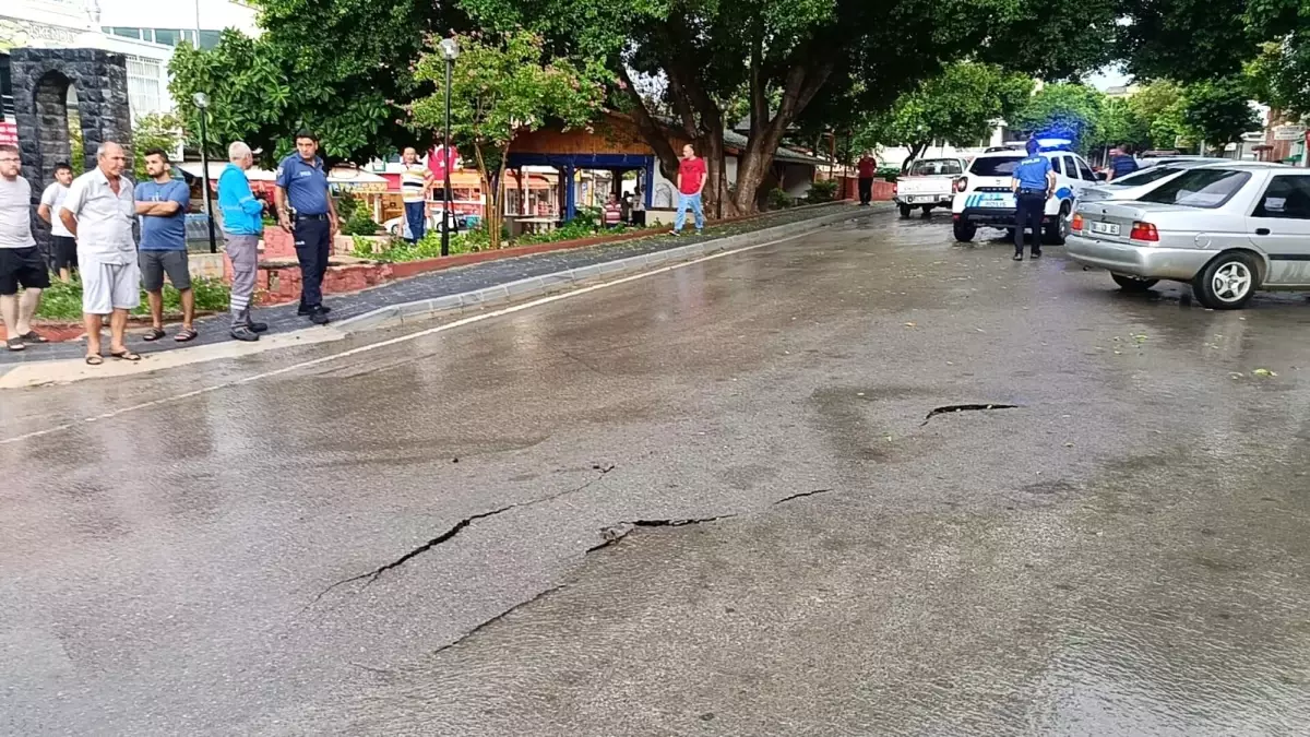 Adana\'nın Kozan ilçesinde aniden bastıran yağmur cadde ve sokakları göle çevirdi