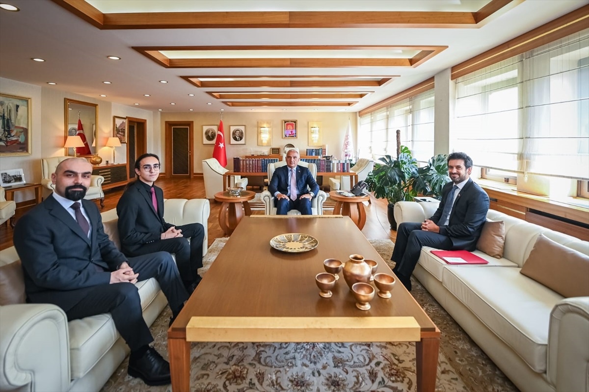 Kültür ve Turizm Bakanı Mehmet Nuri Ersoy, genç piyanist Eren Düzenli\'yi kabul etti