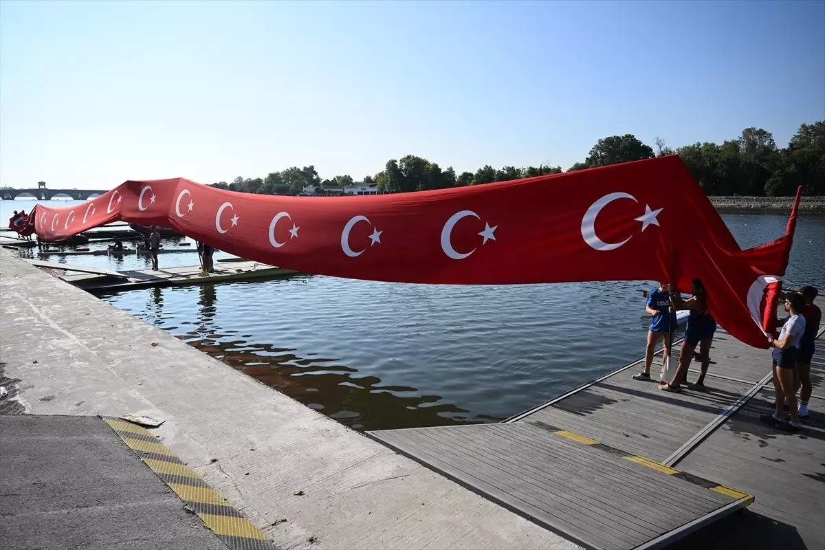 Kürek Milli Takımı, 30 Ağustos Zafer Bayramı\'nı dev Türk bayrağı açarak kutladı