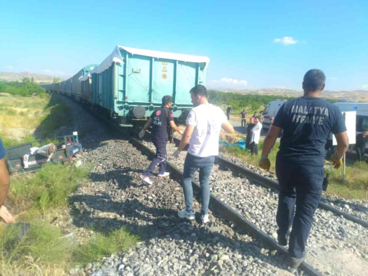 Malatya'da çapa motoru yük treninin altında kaldı: Anne ve 2 çocuk hayatını kaybetti