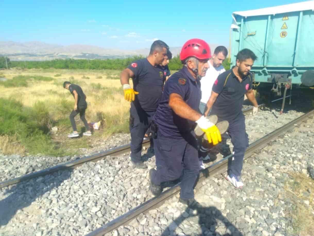 Malatya'da çapa motoru yük treninin altında kaldı: Anne ve 2 çocuk hayatını kaybetti