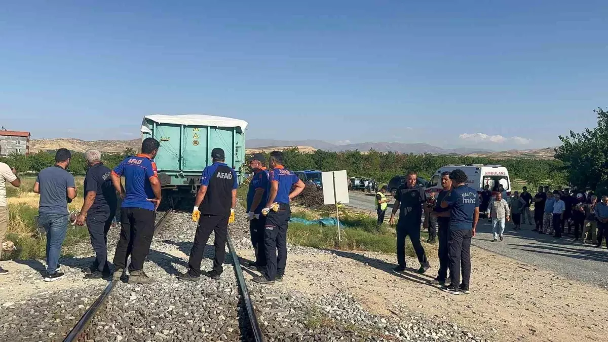 Malatya\'da çapa motosikletine tren çarptı: Anne ve 2 çocuk hayatını kaybetti