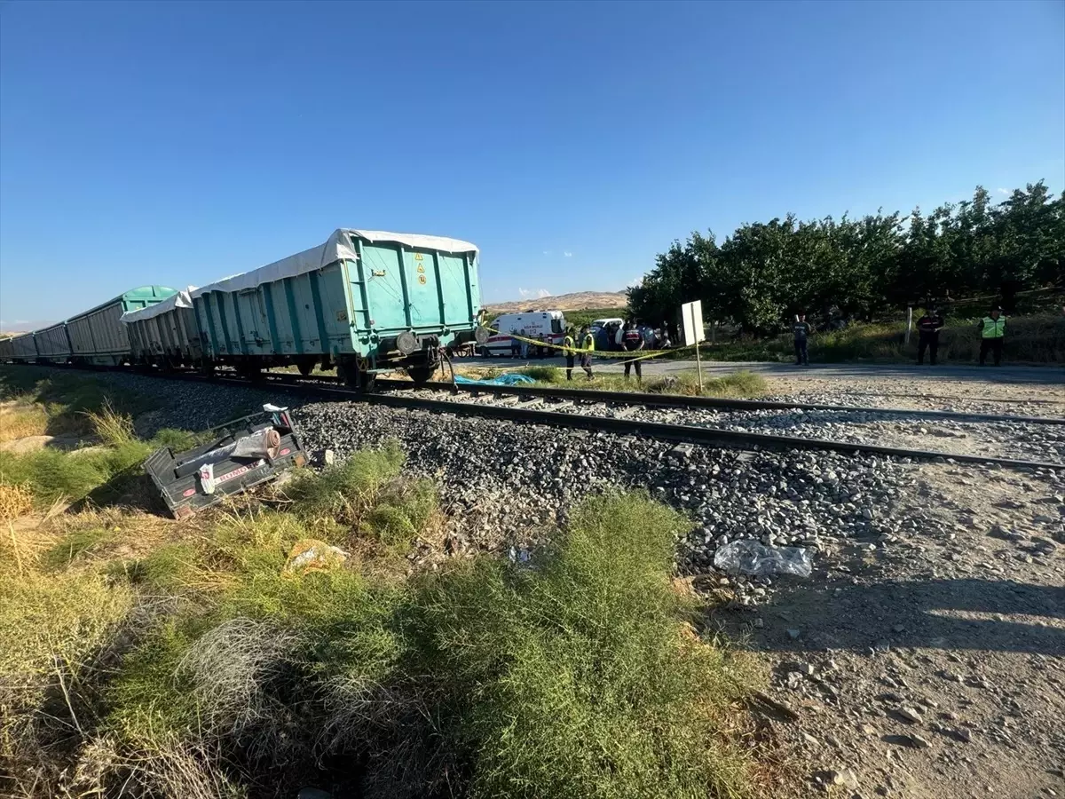 Malatya\'da yük treni tarım aracına çarptı: Anne ve 2 çocuk hayatını kaybetti