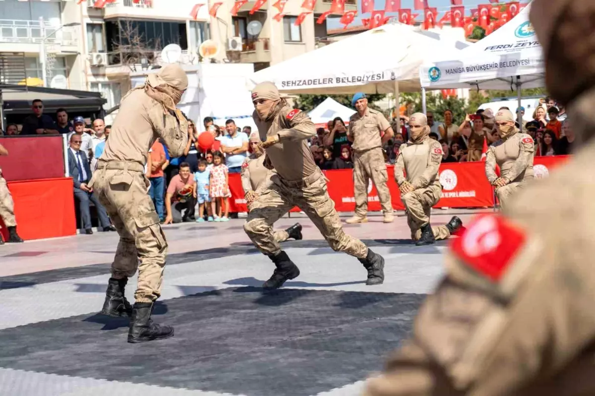 Manisa\'da 30 Ağustos Zaferi\'nin 102. yılı kutlamalarında Kırkağaç Jandarma Komando Eğitim Merkez Komutanlığı komandolarının gösterileri büyük alkış aldı