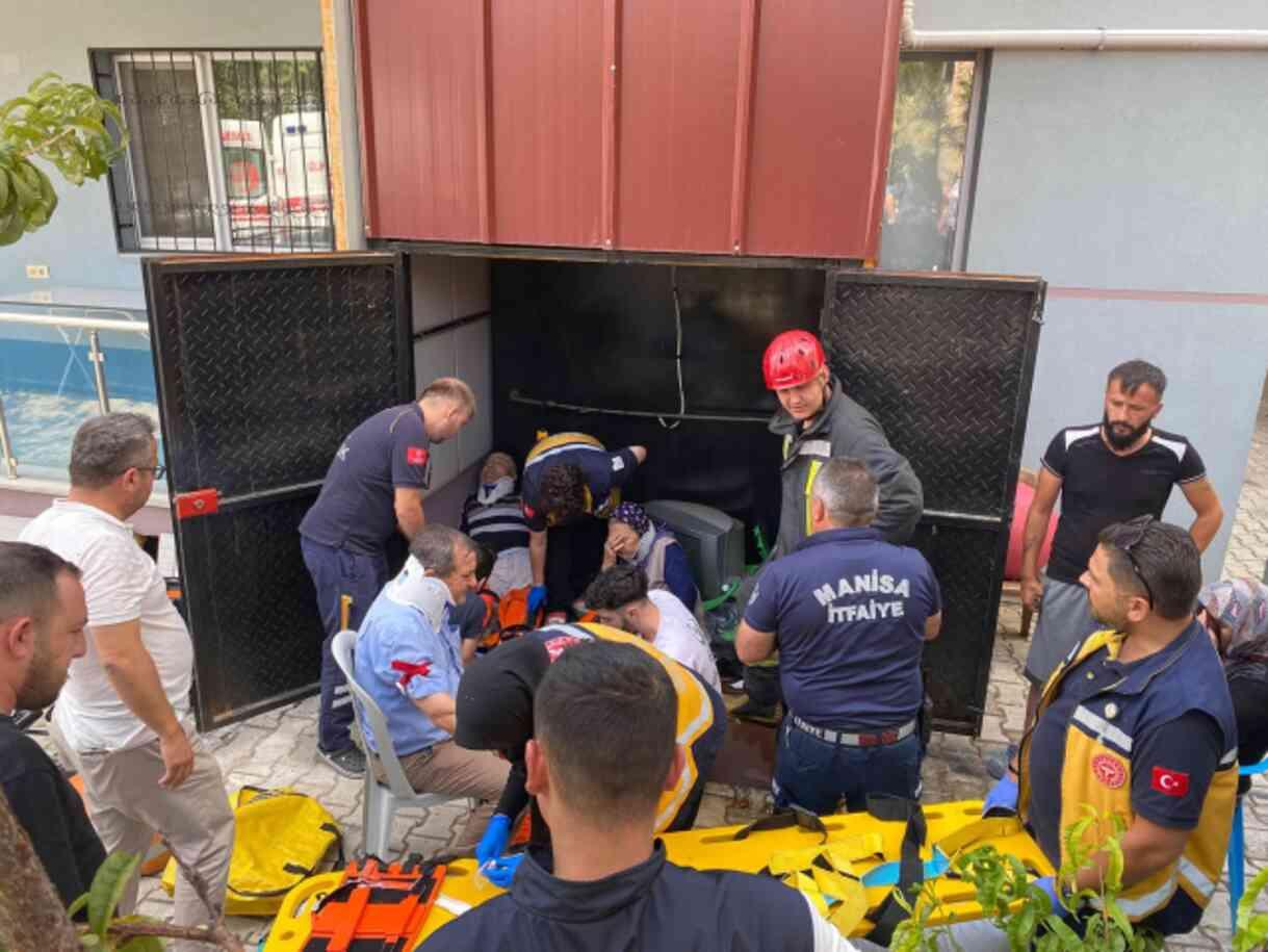 Manisa'da yürekleri ağza getiren olay! Engelli asansörü zemine çakıldı, 4 kişi yaralandı