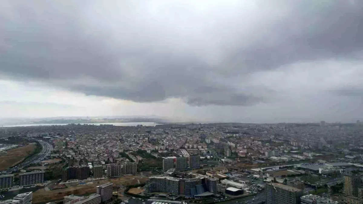 İstanbul\'da Yağmur Bulutları Havada