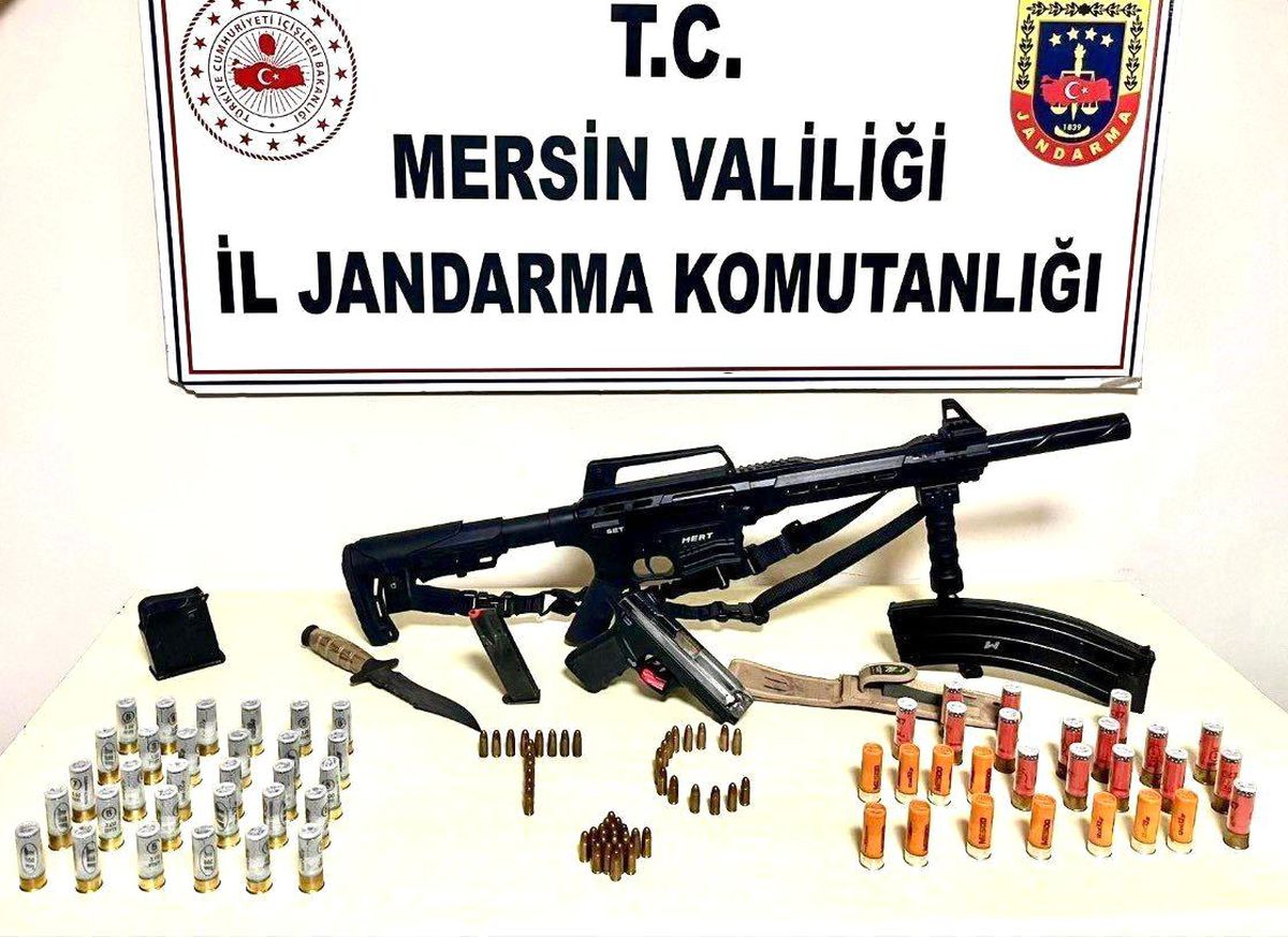 Mersin\'de 12 yıl hapis cezası bulunan şahıs silahlarla yakalandı