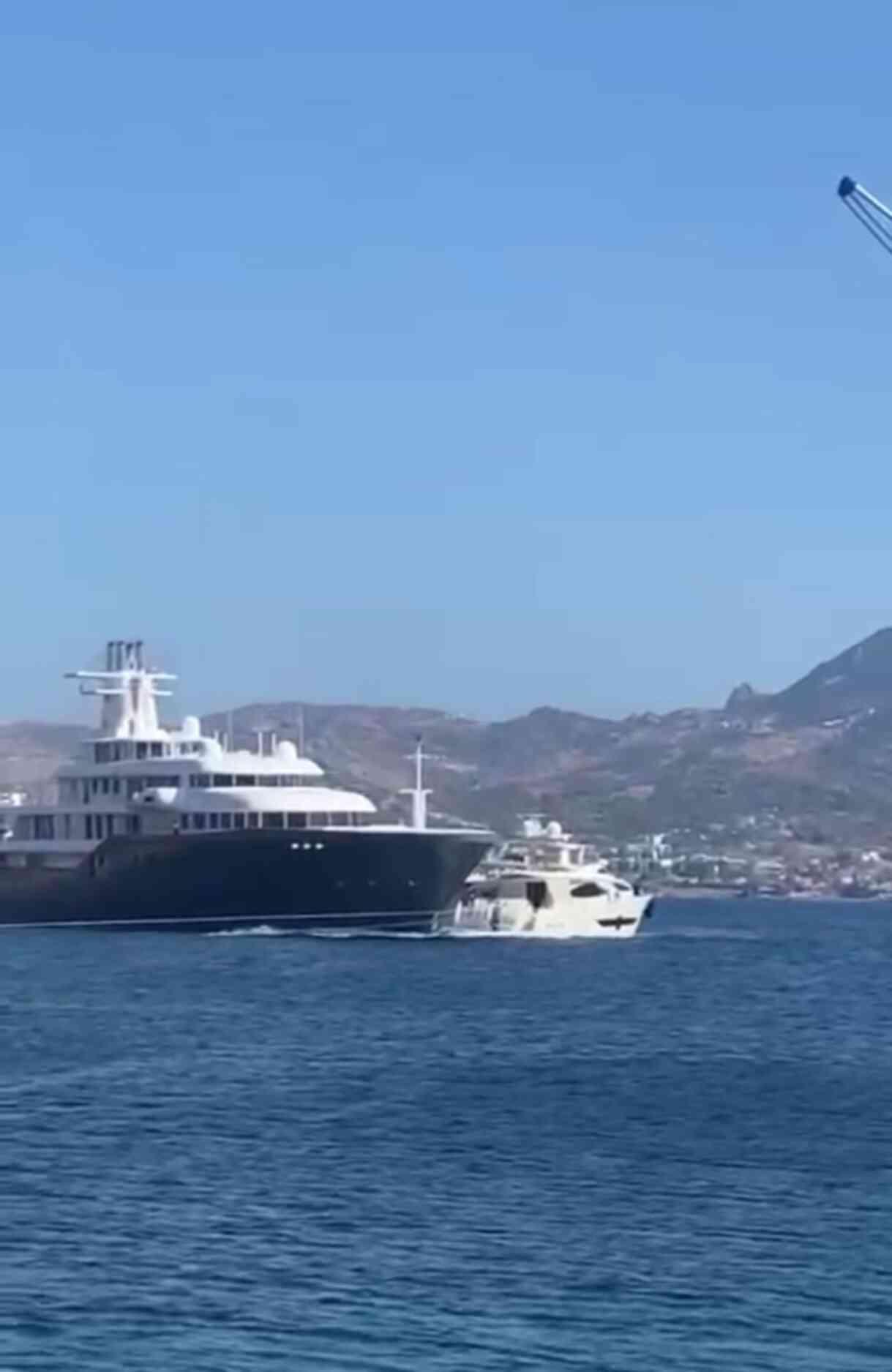 Milyon dolarlık mega yat, motoryatı ezip geçti Milyon dolarlık mega yat, motoryatı ezip geçti