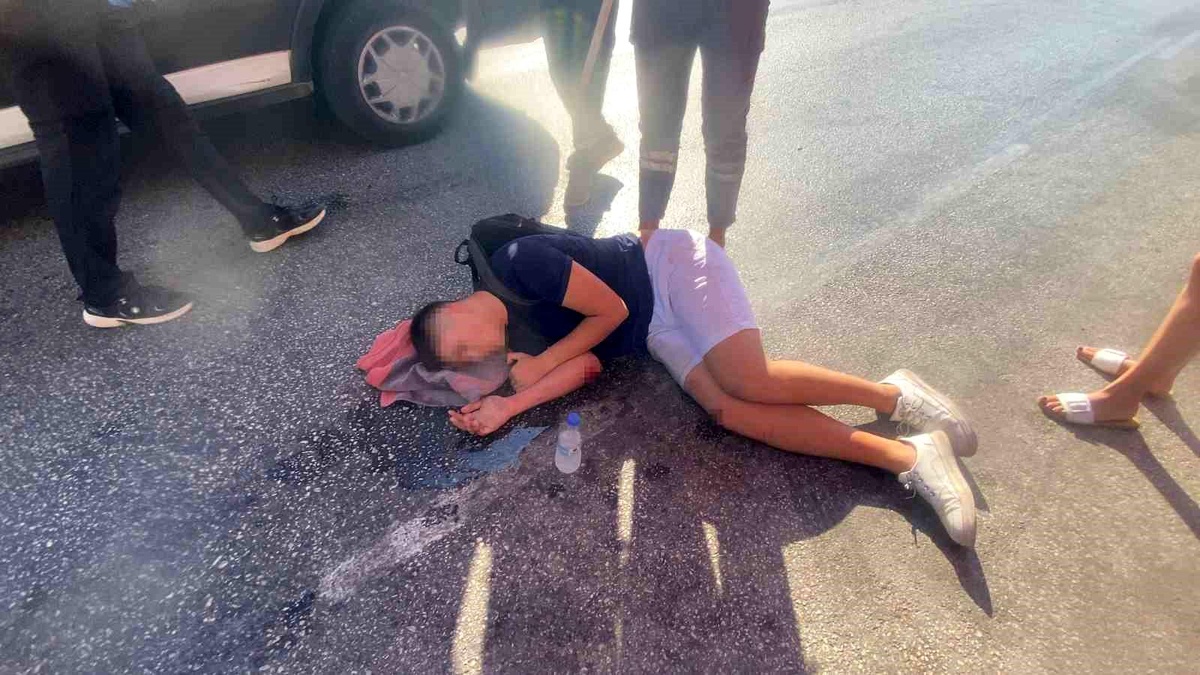 Antalya\'da Motosikletli Sürücü Kamyonetin Altında Kaldı