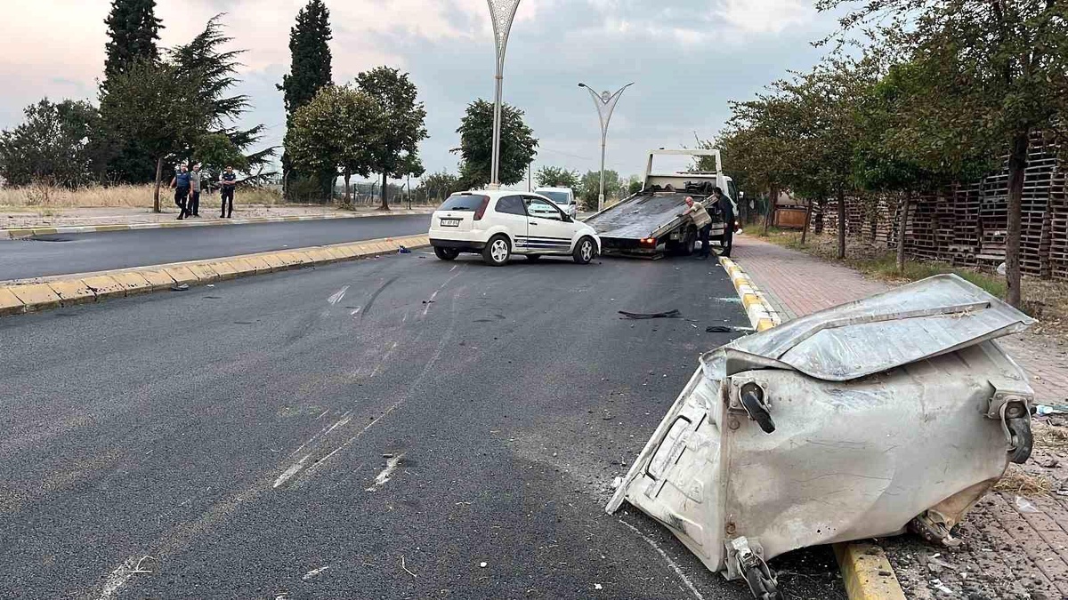Gebze\'de otomobil çöp konteynerine çarptı, takla attı