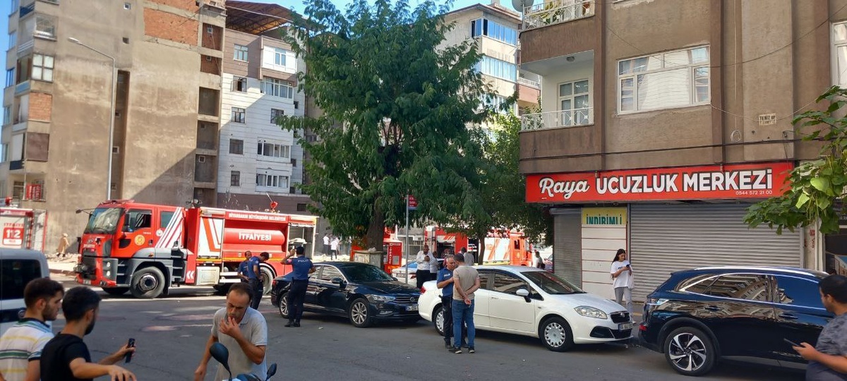 Diyarbakır\'da Prizde Unutulan Şarj Aleti Yangına Neden Oldu