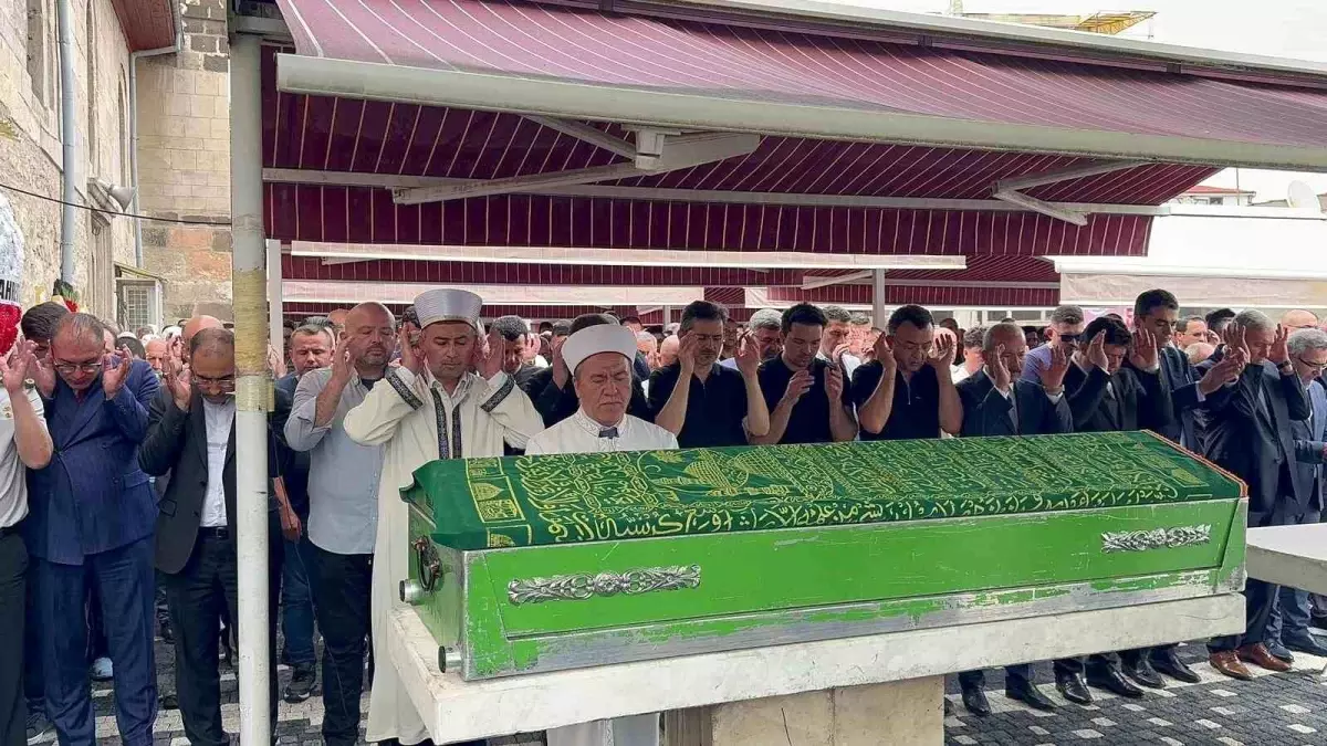 Afyon Kocatepe Üniversitesi Kurucu Rektörü ve Vali Doç. Dr. Kübra Güran Yiğitbaşı\'nın kayınpederi toprağa verildi