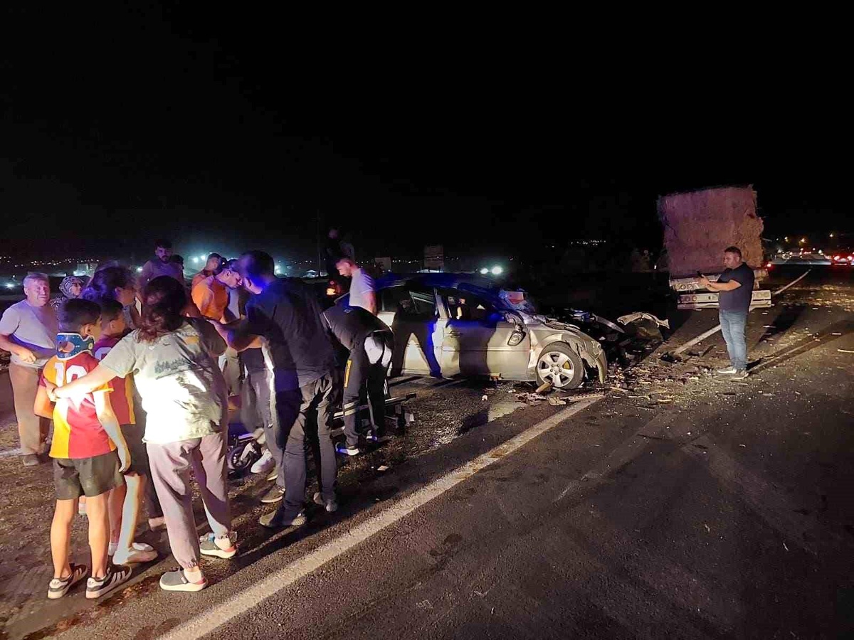 Kahramanmaraş\'ta saman yüklü tır ile otomobil çarpıştı: 2\'si ağır 8 kişi yaralandı