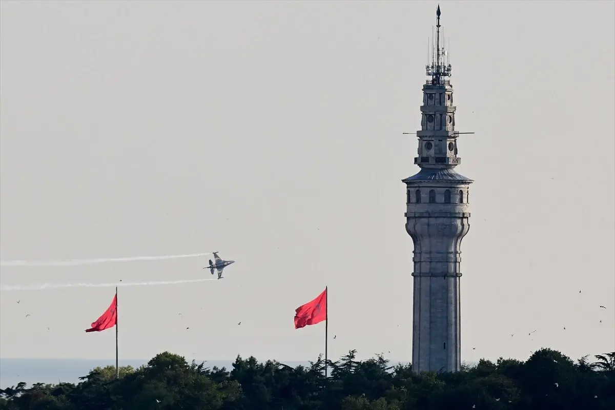 SOLOTÜRK, İstanbul\'da Zafer Bayramı kutlamaları için gösteri uçuşu gerçekleştirdi