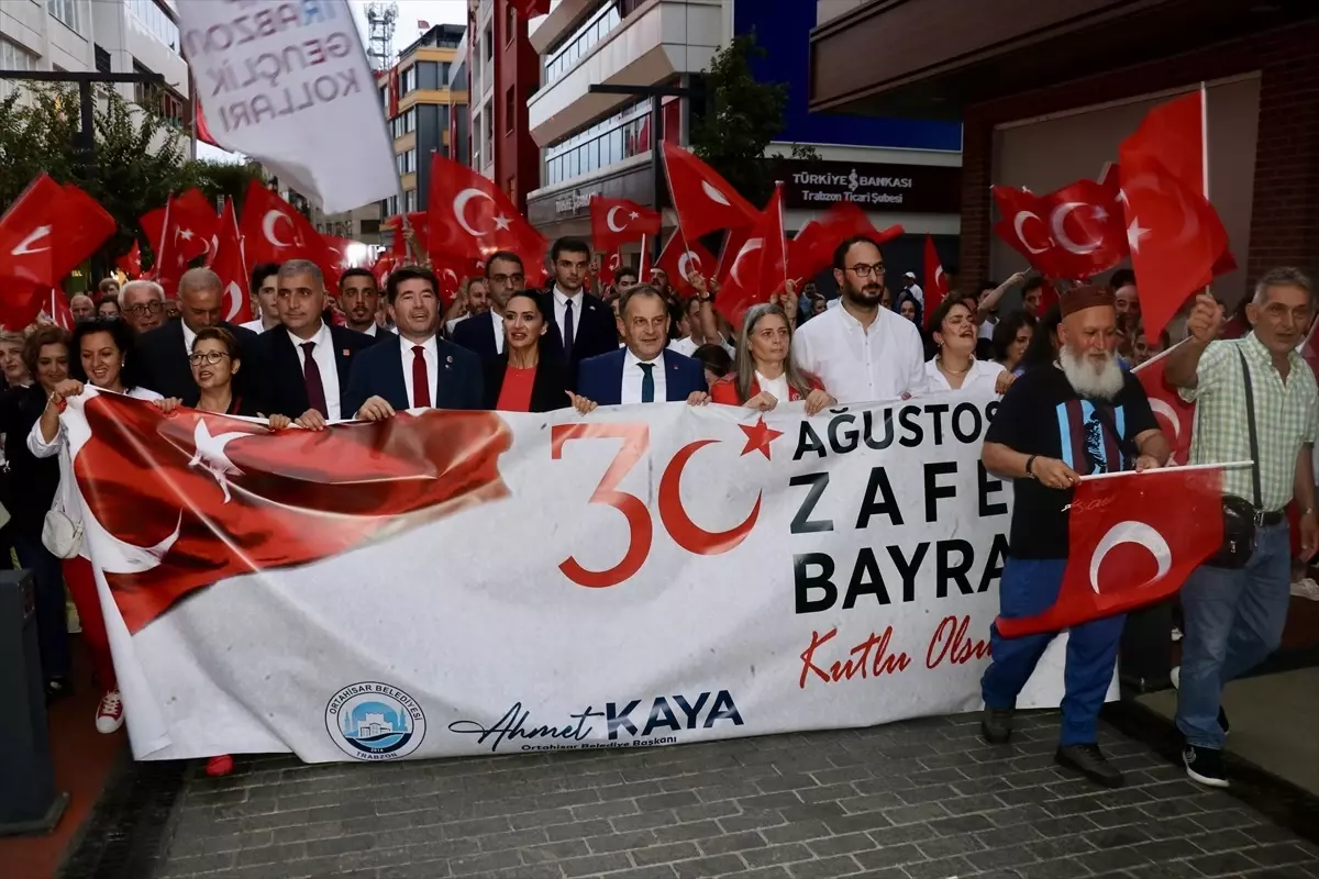 Trabzon ve Giresun\'da 30 Ağustos Zafer Bayramı dolayısıyla fener alayı düzenlendi