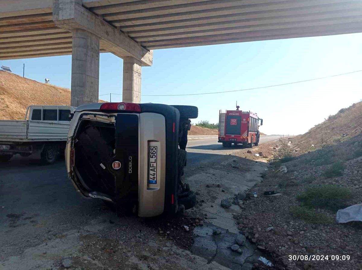 Malatya\'da hafif ticari araç devrildi, 2 kişi yaralandı