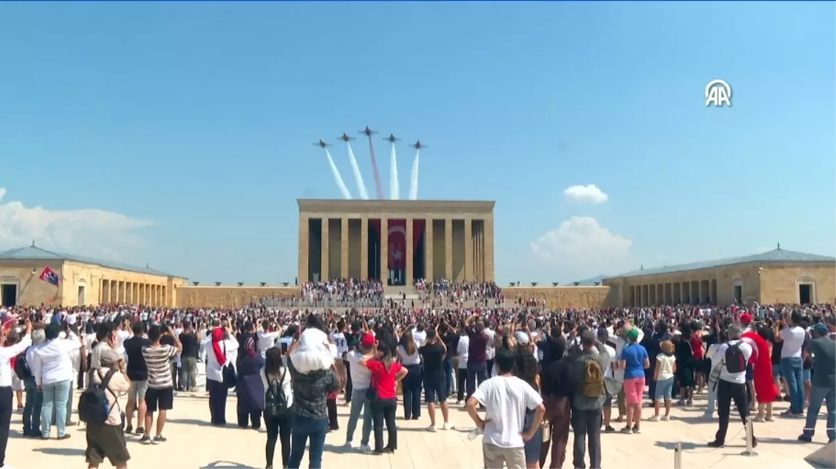 Türk Yıldızları, 30 Ağustos Zafer Bayramı\'nda Anıtkabir semalarında saygı uçuşu yaptı