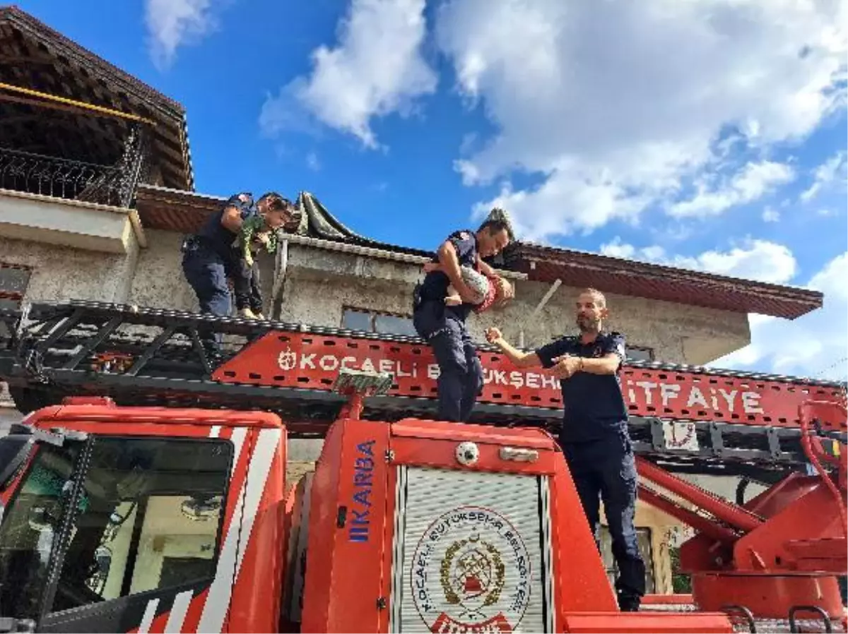 Gölcük\'te çıkan yangında evi duman saran aile itfaiye tarafından kurtarıldı